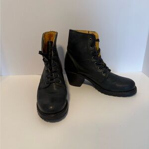 FRYE SABRINA LACE UP COUNTRY URBAN DISTRESSED BLACK LEATHER BOOTIES SZ 7.5